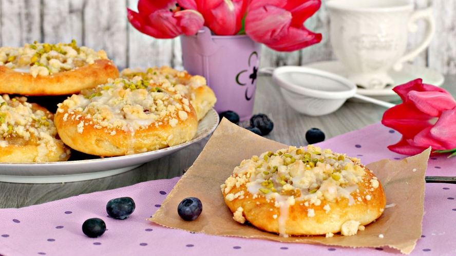 Рецепт ватрушек с яблочной начинкой и штрейзелем