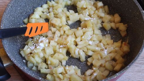 ватрушки с яблочной начинкой и штрейзелем