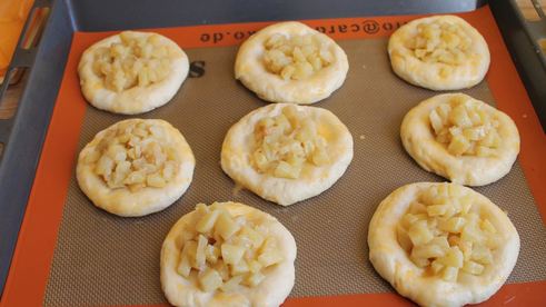 ватрушки с яблочной начинкой и штрейзелем