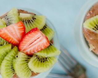 Чизкейк без выпечки с кусочками киви