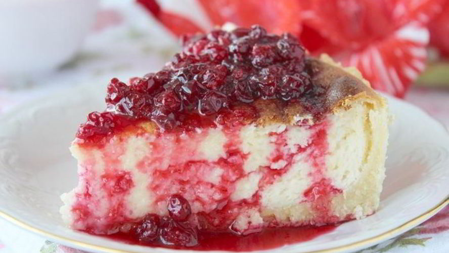 Рецепт чизкейка с брусничным соусом