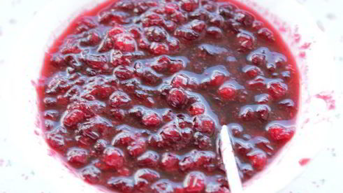 чизкейк с брусничным соусом