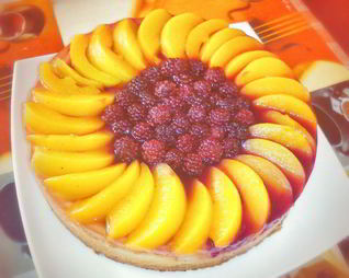 Чизкейк украшенный фруктами