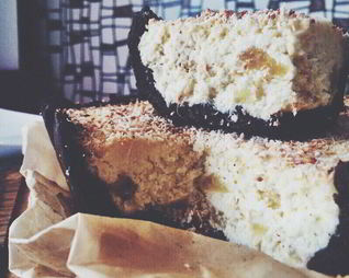 Кокосовый чизкейк с кусочками ананаса