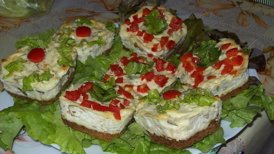Рецепт закусочных миничизкейков с травами и пармезаном
