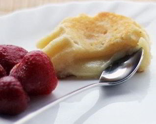 Белый фондан с клубникой