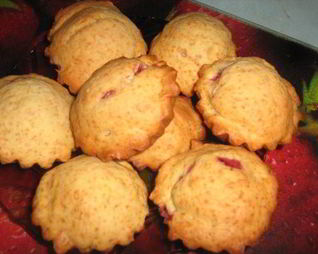 Йогуртно-клубничные кексы