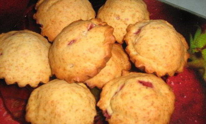 Йогуртно-клубничные кексы