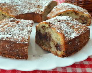 Кабачковый кекс-кольцо с шоколадом и орешками