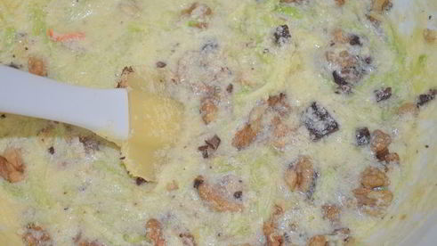 кабачковый кекс-кольцо с шоколадом и орешками