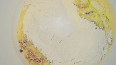 кабачковый кекс-кольцо с шоколадом и орешками