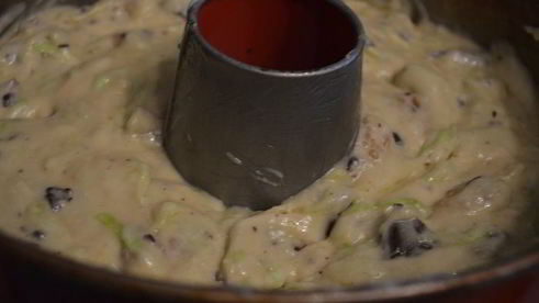 кабачковый кекс-кольцо с шоколадом и орешками