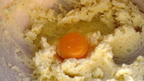 кекс с вишней и орехами