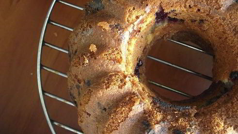 кекс с вишней и орехами