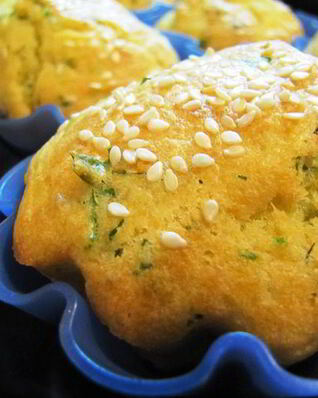 Кексы закусочные с адегейским сыром, травами и кунжутом