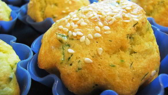 Рецепт Кексов закусочных с адегейским сыром, травами и кунжутом