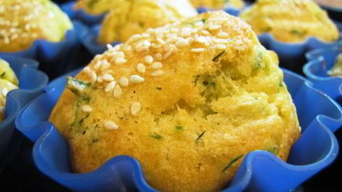 кексы закусочные с адегейским сыром, травами и кунжутом