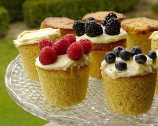 Кокосовые капкейки со свежими ягодами