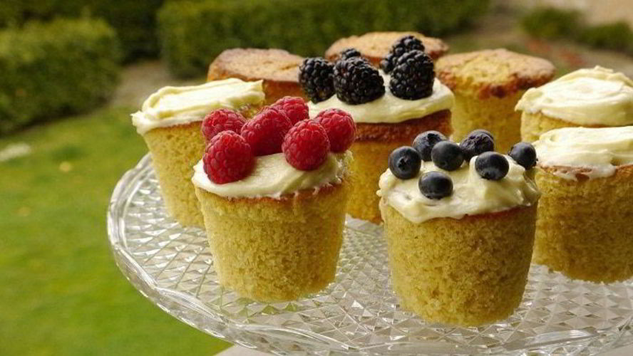 Рецепт кокосовых капкейков со свежими ягодами