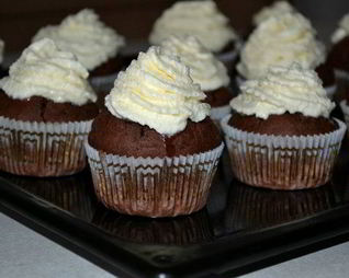 Шоколадные капкейки с белково-масляным кремом
