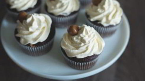 шоколадные капкейки с начинкой