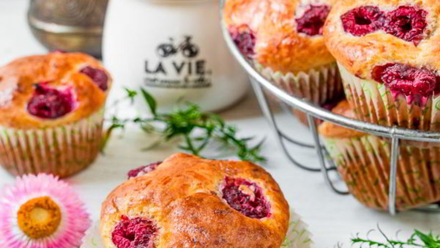 Рецепт творожных кексиков с малиной