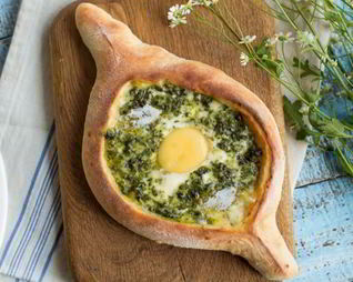 Хачапури — лодочка со шпинатом