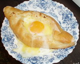 Хачапури с яйцом и сыром