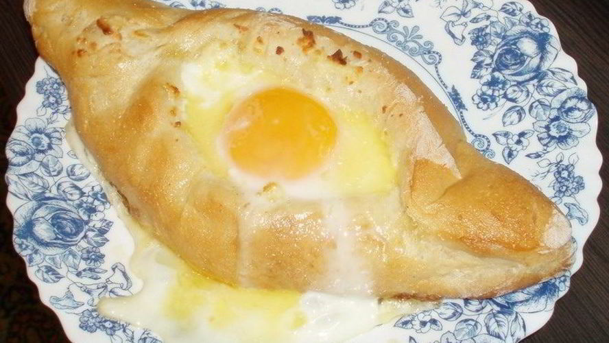Рецепт хачапури с яйцом и сыром