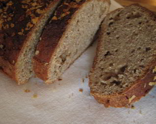 Банановый хлеб с орехами и цельнозерновой мукой