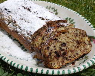 Банановый хлеб с шоколадом и орехами