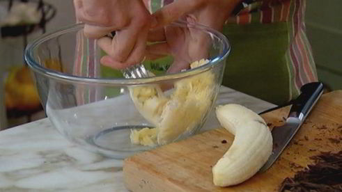 банановый хлеб с шоколадом и орехами