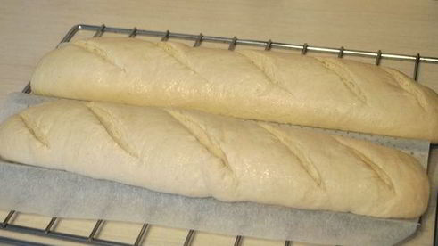 батон к чаю на бездрожжевой пшеничной закваске