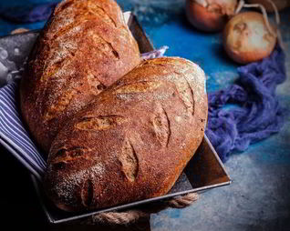 Батоны на пшеничной закваске с беконом и луком