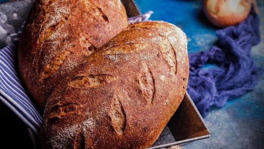 Рецепт батонов на пшеничной закваске с беконом и луком