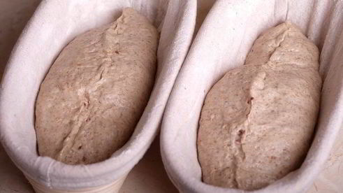 батоны на пшеничной закваске с беконом и луком