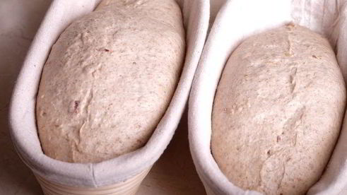 батоны на пшеничной закваске с беконом и луком