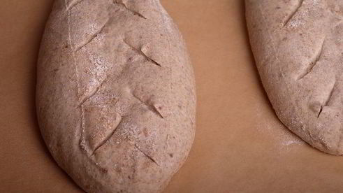 батоны на пшеничной закваске с беконом и луком