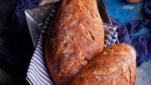 батоны на пшеничной закваске с беконом и луком