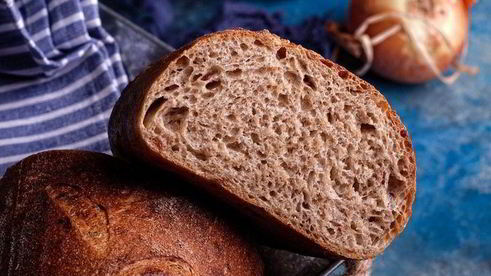 батоны на пшеничной закваске с беконом и луком