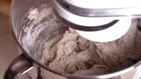 батоны на пшеничной закваске с беконом и луком