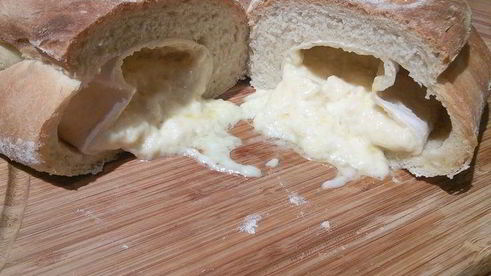 белый хлеб с камамбером