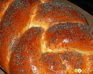 Хала — плетеная булка с маком