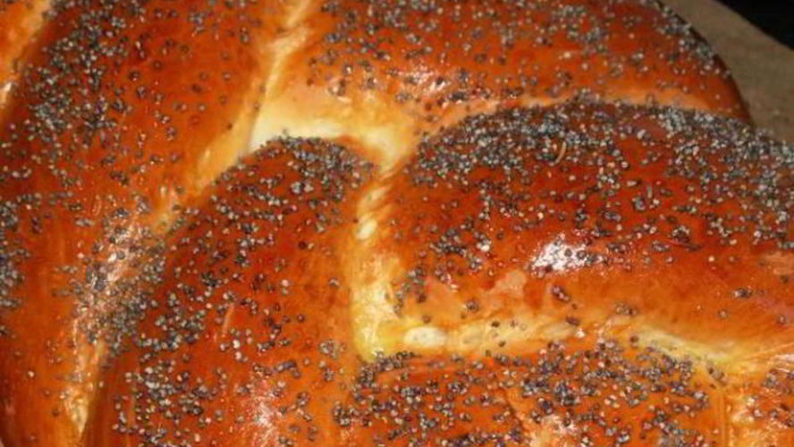 Рецепт халы — плетеной булки с маком