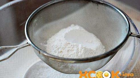 хала — плетеная булка с маком