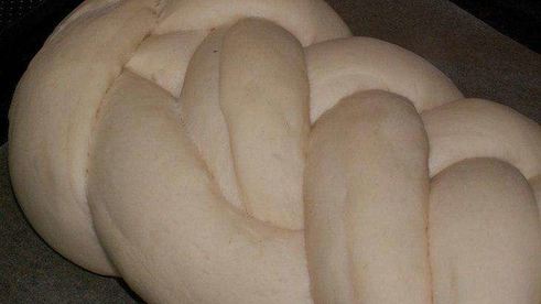 хала — плетеная булка с маком