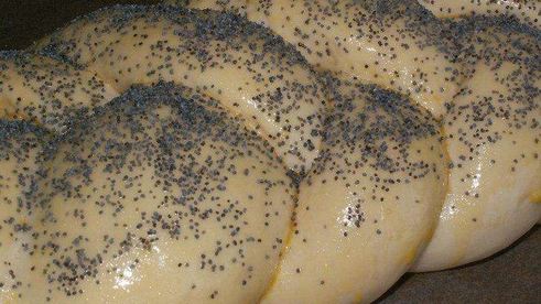 хала — плетеная булка с маком