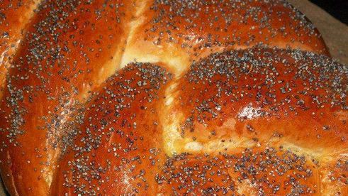 хала — плетеная булка с маком