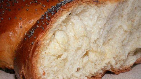 хала — плетеная булка с маком