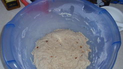 хлеб с финиками и овсяной мукой